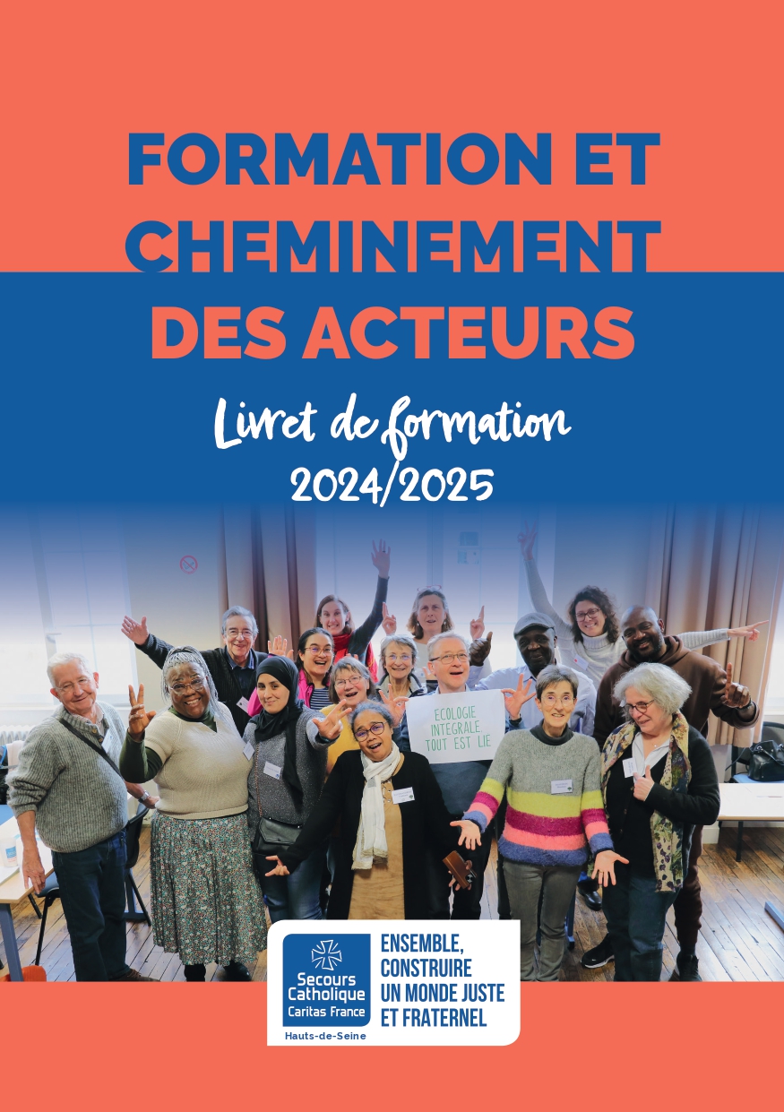 première de couverture du livret de formation où il est écrit "formation et cheminement des acteurs - livret de formation 2024-2025". Des personnes souriantes sont aussi en photo. 