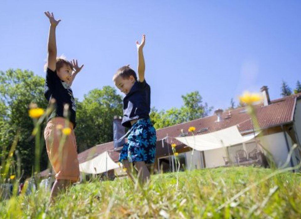 Cet été 2024, le Secours Catholique des Hauts-de-Seine a permis à 46 familles, soit 174 personnes, de vivre des vacances enrichissantes. Ces moments de pause étaient l'occasion de sortir du quotidien et de découvrir de nouveaux horizons de partout en France.
