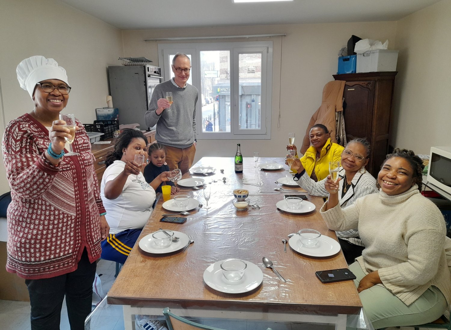 Sept personnes autour d'une table