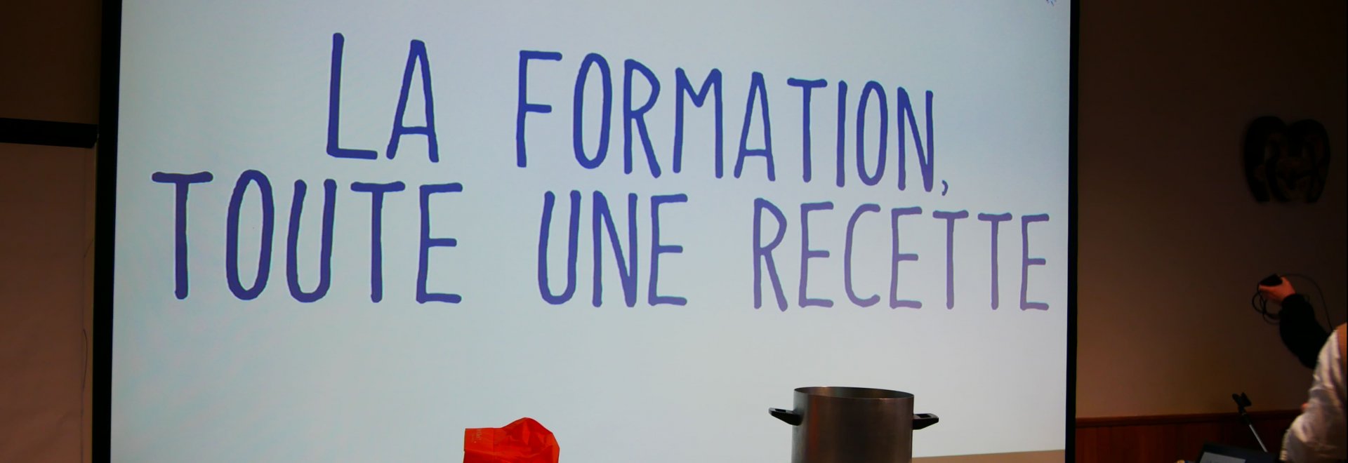 photo avec une table et des ustensiles de cuisine, en arrière fond il est écrit "la formation toute une recette"